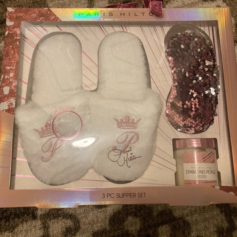 New Paris Hilton 3 piece slipper spa set